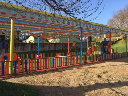 Cubierta, ampliación y renovación del parque infantil de Ledoño.