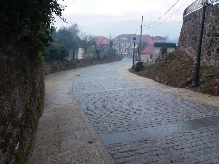 Humanización y formación de beirarrúas no entorno da igrexa de San Pedro de Tenorio.