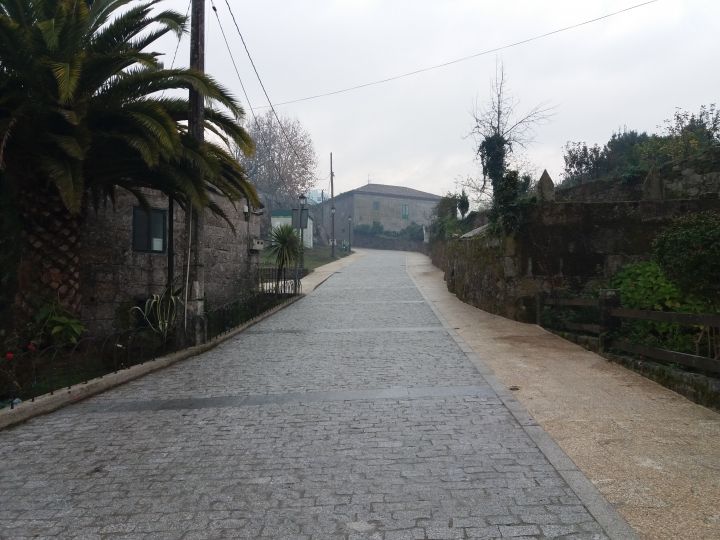 Humanización y formación de beirarrúas no entorno da igrexa de San Pedro de Tenorio.