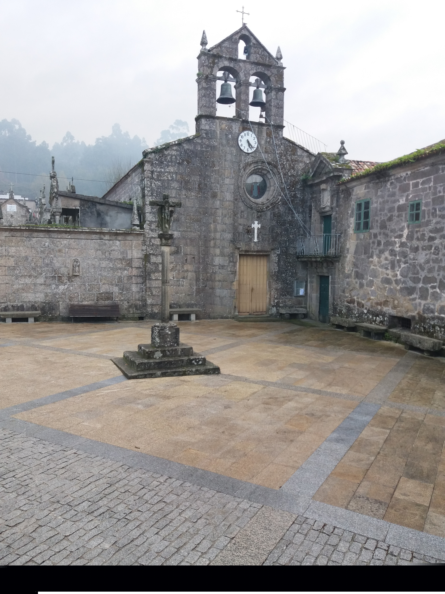Humanización y formación de beirarrúas no entorno da igrexa de San Pedro de Tenorio.