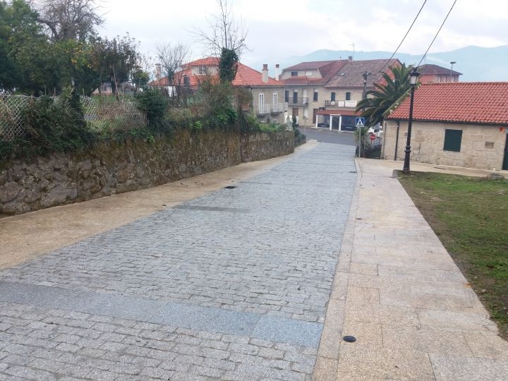 Humanización y formación de beirarrúas no entorno da igrexa de San Pedro de Tenorio.