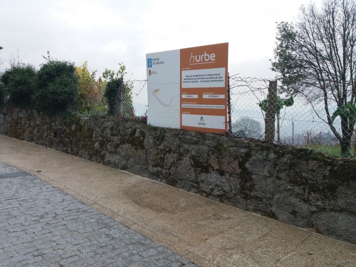 Humanización y formación de beirarrúas no entorno da igrexa de San Pedro de Tenorio.