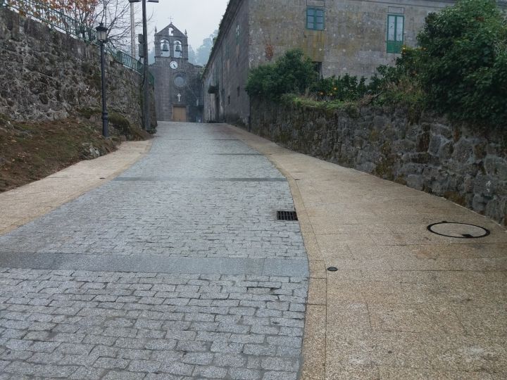 Humanización y formación de beirarrúas no entorno da igrexa de San Pedro de Tenorio.