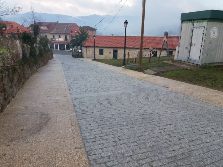 Humanización y formación de beirarrúas no entorno da igrexa de San Pedro de Tenorio.