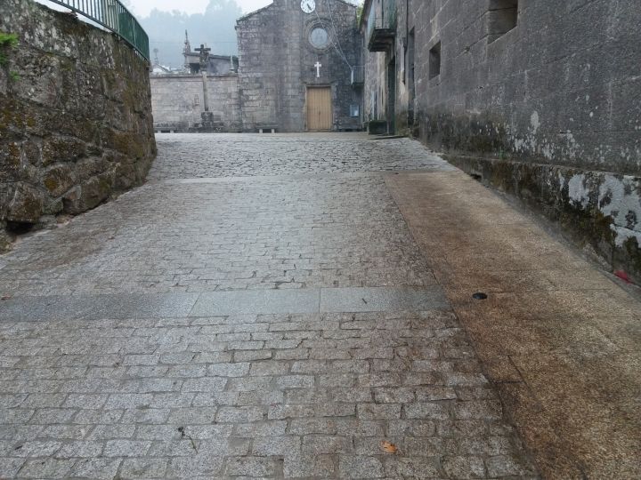 Humanización y formación de beirarrúas no entorno da igrexa de San Pedro de Tenorio.