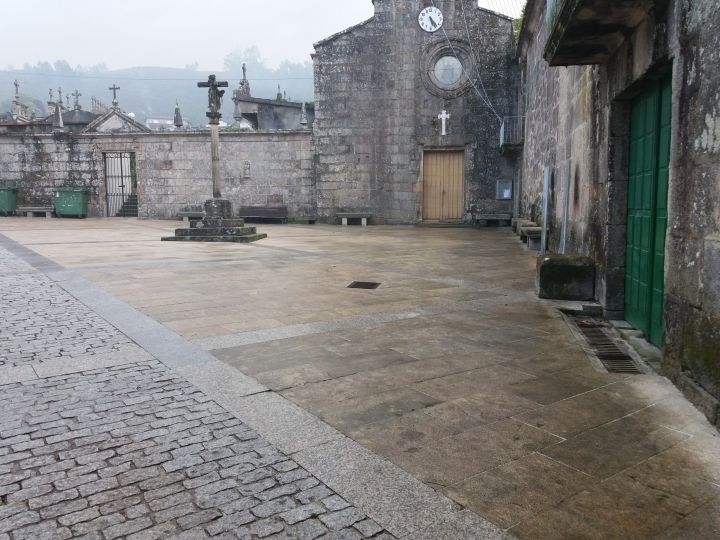 Humanización y formación de beirarrúas no entorno da igrexa de San Pedro de Tenorio.