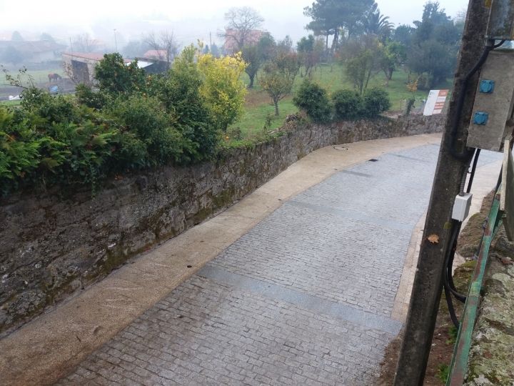 Humanización y formación de beirarrúas no entorno da igrexa de San Pedro de Tenorio.