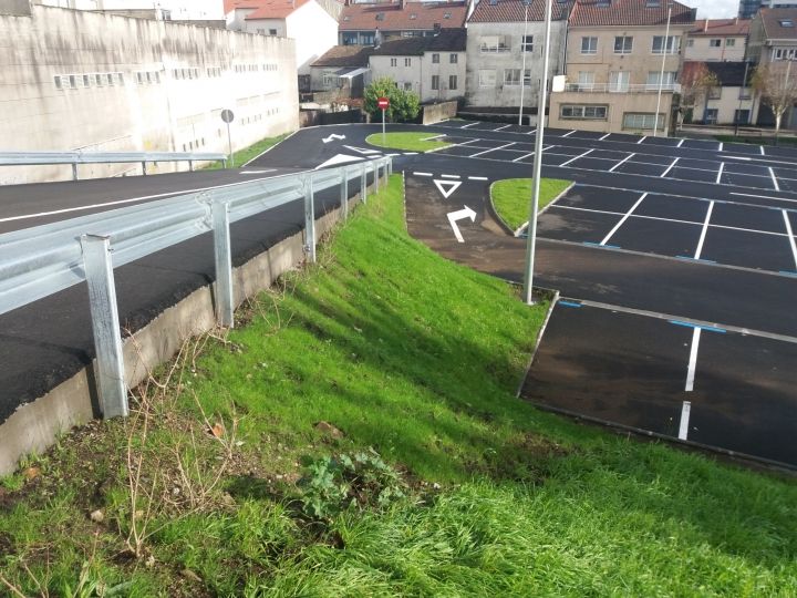 Adecuación de parcela municipal para aparcamiento público en superficie en la avda. De Ferrol.