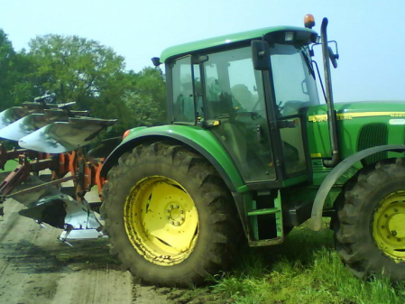 Tractor con arado John Deere 6320