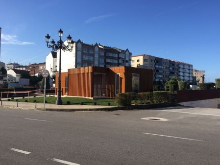 Instalación de oficina de turismo en Baiona